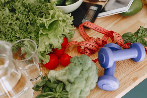 신선한 생 야채 세트입니다. 현대 부엌 방에있는 테이블에 제품. 건강한 식생활. 유기농 식품.