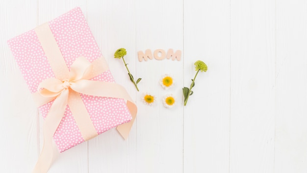 Set of gift box, word Mom and flowers