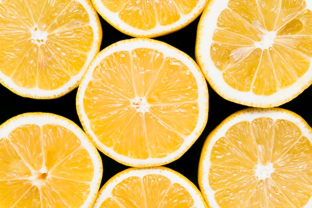 Набор из половины сочных экзотических апельсинов на черном фоне