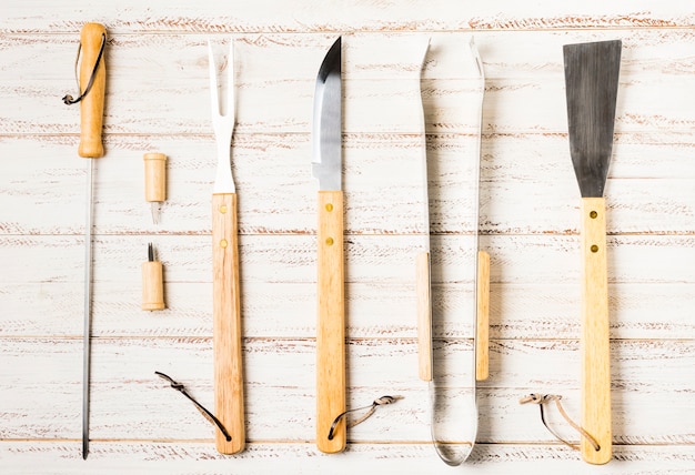 Foto gratuita set di coltelli da cucina con mani di legno