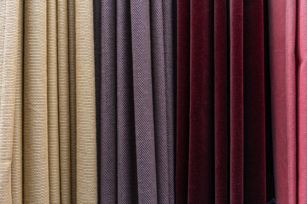 Набор разноцветных плотных тканей однородной текстуры, выбор материалов разных цветов.
