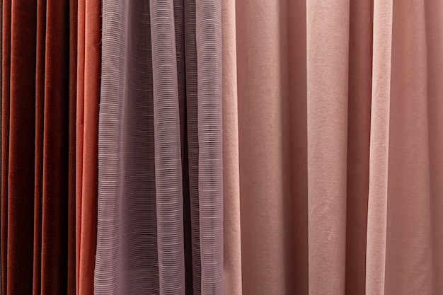 Набор разноцветных плотных тканей однородной текстуры, выбор материалов разных цветов.