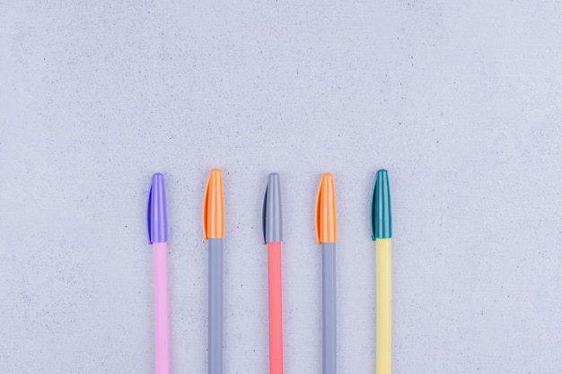 만다라 색칠을위한 여러 가지 빛깔의 연필 세트.