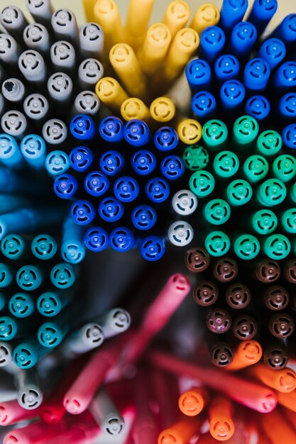 여러 가지 빛깔의 펜 세트
