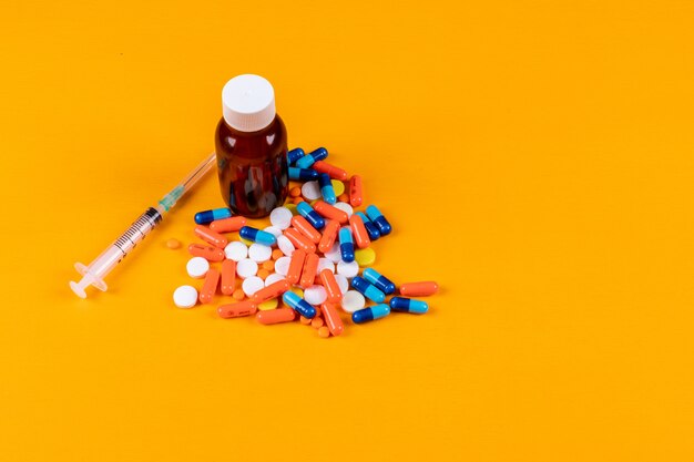 Set of needle, bottle and pills