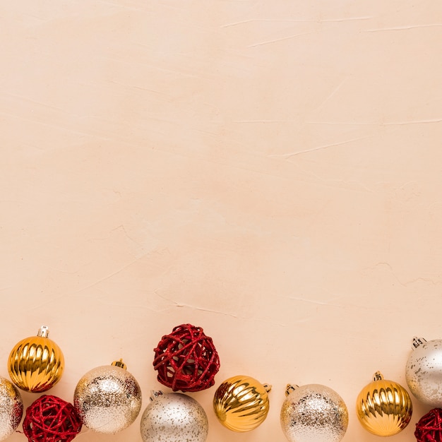 Бесплатное фото Набор различных рождественских шаров