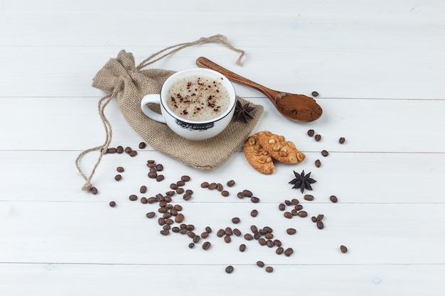 무료 사진 grinded 커피, 향신료, 커피 콩, 쿠키 및 나무와 자루 배경에 컵에 커피의 집합입니다. 높은 각도보기.