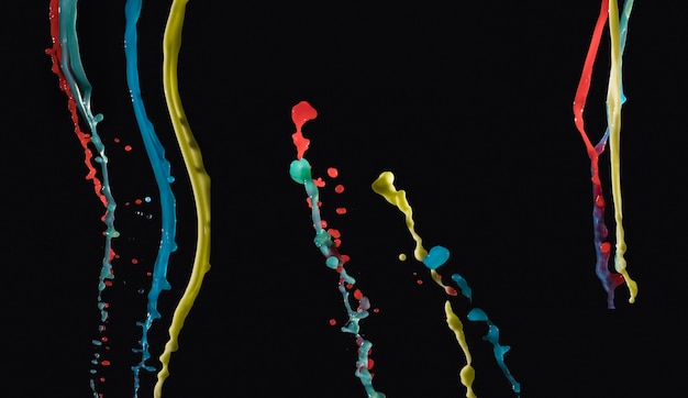 Бесплатное фото Набор разноцветных жидких брызг на темном фоне