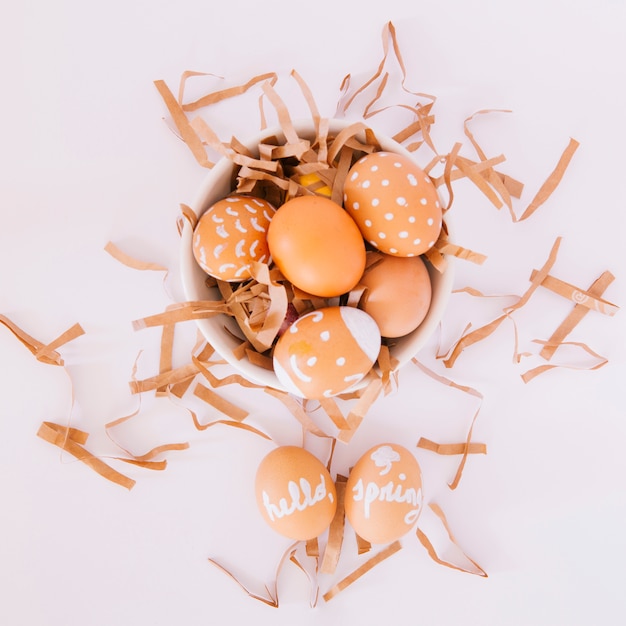 Бесплатное фото Набор оранжевых пасхальных яиц в миске
