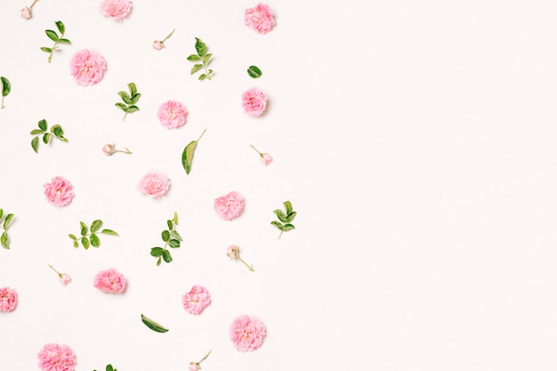 Бесплатное фото Набор розовых цветов и зеленых листьев