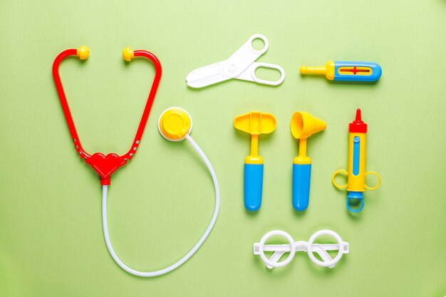 Бесплатное фото Набор игрушечного медицинского оборудования.