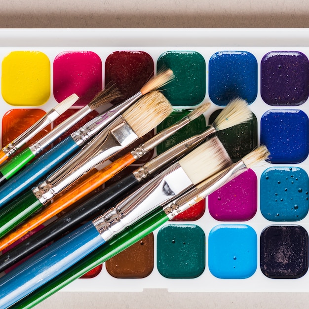 Free photo set of paintbrushes and watercolor