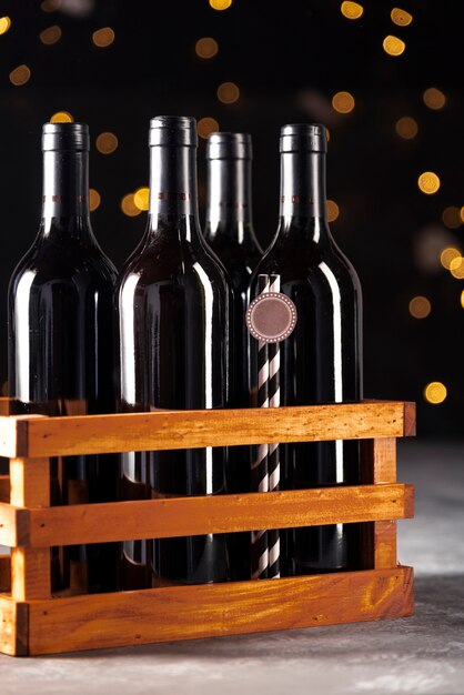 Набор бутылок красного вина в деревянной коробке