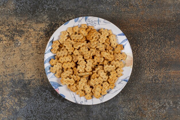 Set of salty crackers on colorful plate.