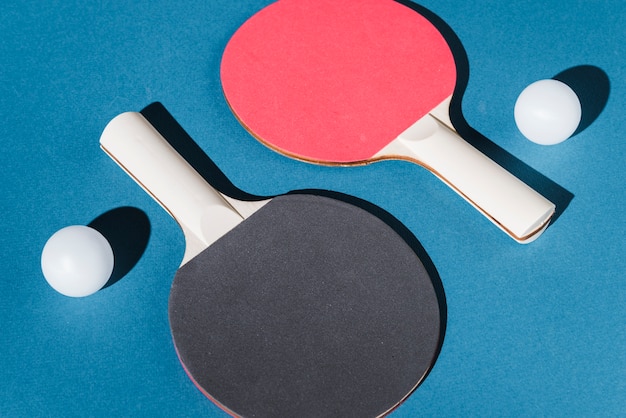 Foto gratuita set di racchette e palline da ping pong