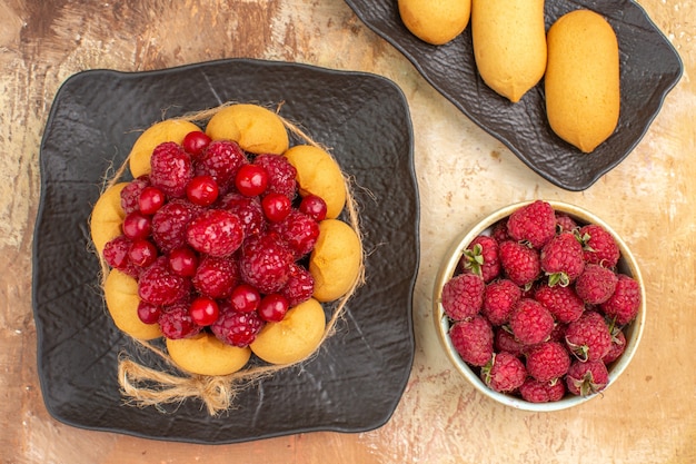 Apparecchia la tavola con un regalo di biscotti e frutta sulla tavola di colori misti