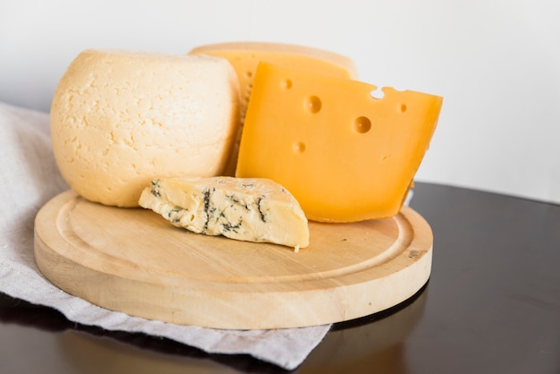 Foto gratuita set di gustoso formaggio sulla tavola di legno