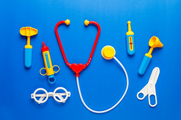 Foto gratuita set di attrezzature mediche giocattolo.