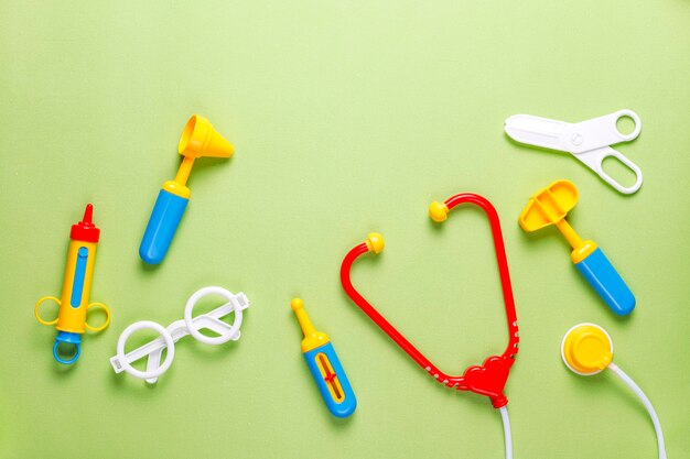 Набор игрушечного медицинского оборудования.