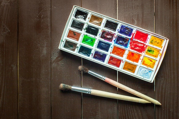 Free photo set of watercolor paints and paintbrushes for painting