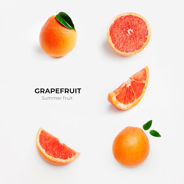 Набор целых и нарезанных свежих грейпфрутов и ломтиков, изолированных на белой поверхности