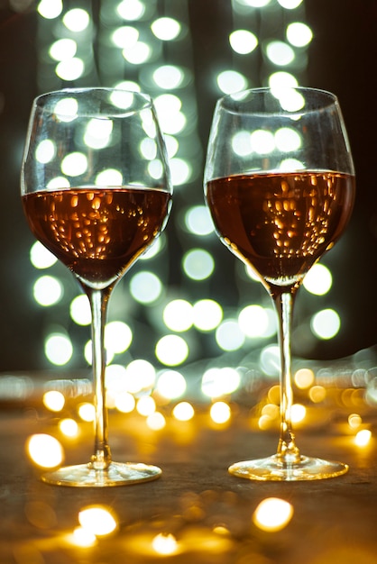 Foto gratuita set di bicchieri di vino su un tavolo