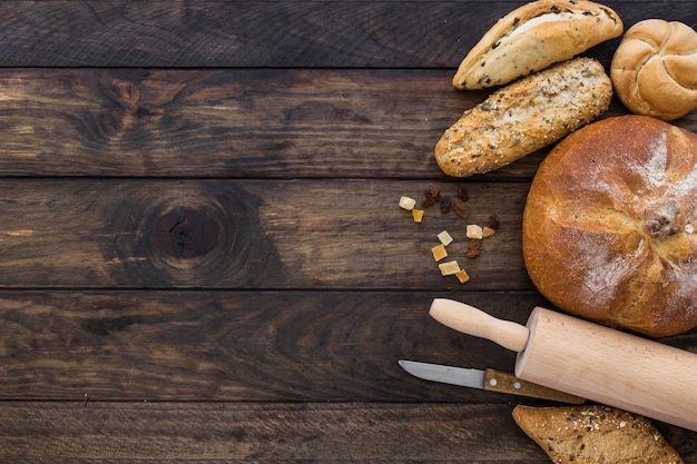 Foto gratuita set con mattarello e coltello da forno