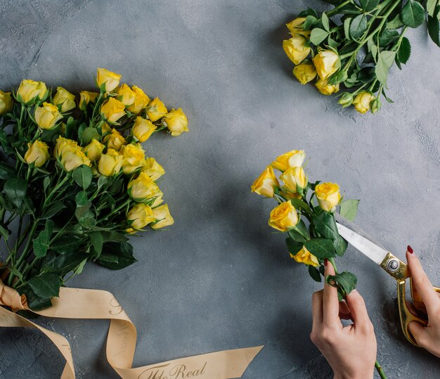 テーブルの上の黄色いバラの花束のセット