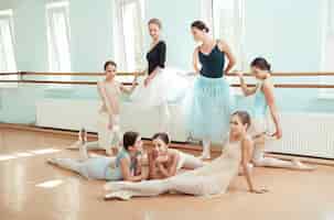 Foto gratuita le sette ballerine al bar di balletto