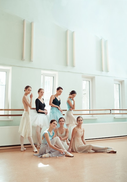 Семь балерин в балетном баре