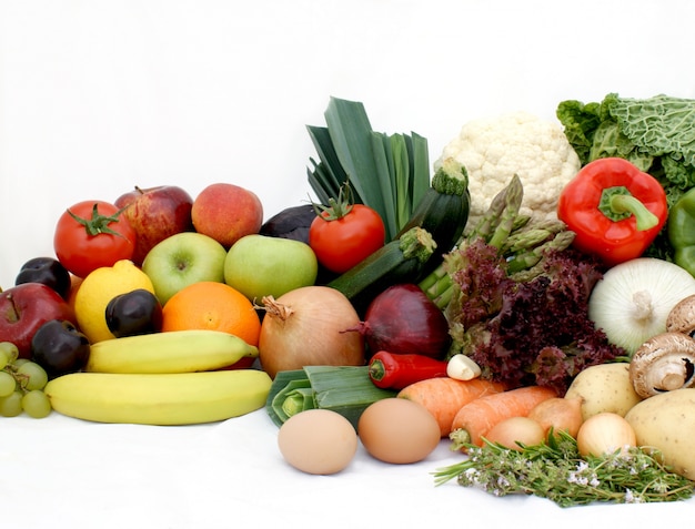 Большой дисплей различных фруктов и овощей