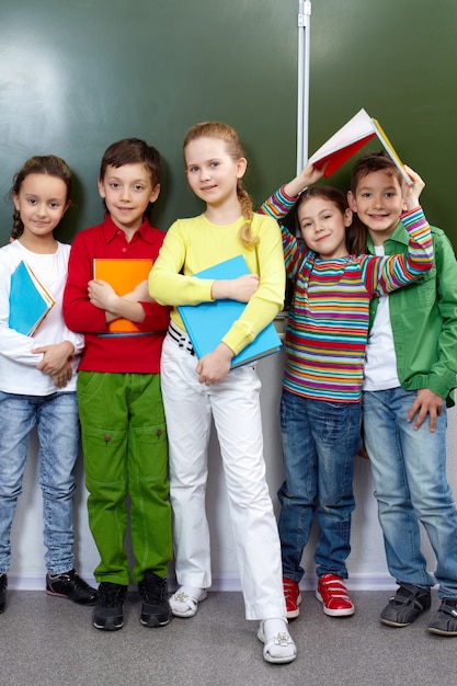 Foto gratuita molti studenti hanno un buon tempo in classe