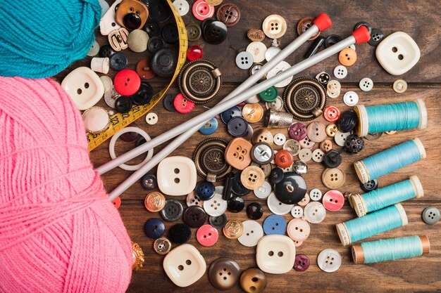 Sewing buttons with wool and needles