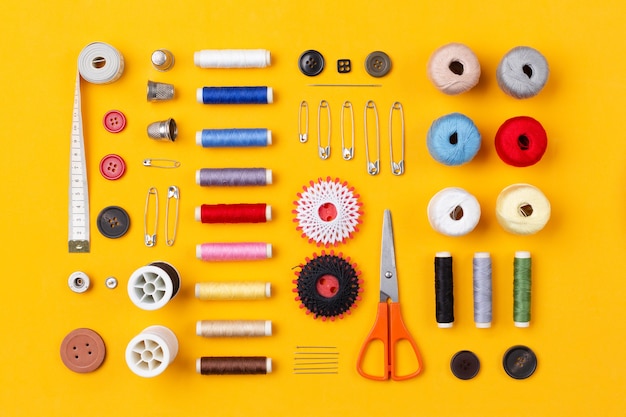 Free photo sewing items arranged neatly