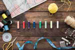 Бесплатное фото Швейные принадлежности вокруг красочных нитей