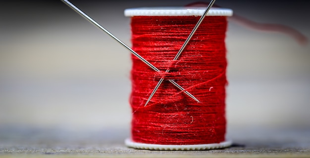 Free photo sewing thread red needles