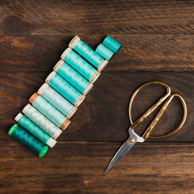 Катушки для швейных ниток с ножницами