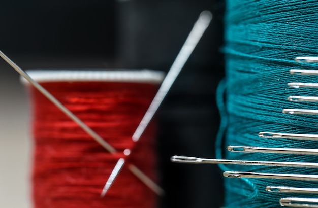 たくさんの針でさまざまな色の糸を縫う