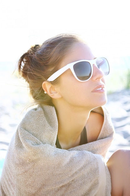 Foto gratuita donna sexy e bella sulla spiaggia