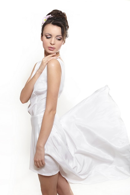 Сексуальная красивая женщина леди носить белое летающее платье невесты, изолированных на белом