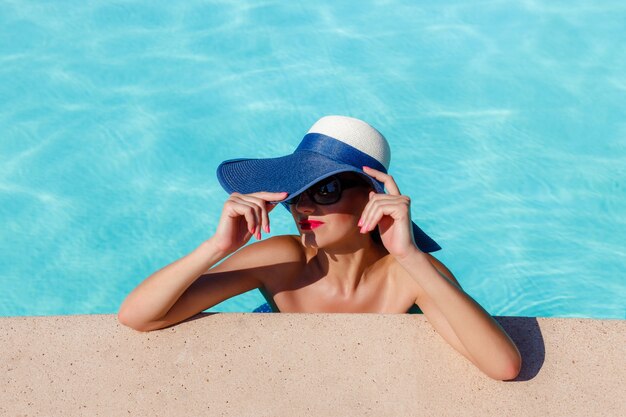 海の海岸で水着の若いモデルの女性 プレミアム写真 海の海岸で水着の若いモデルの女性 プレミアム写真