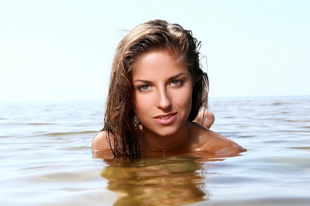 Сексуальная и красивая женщина в воде