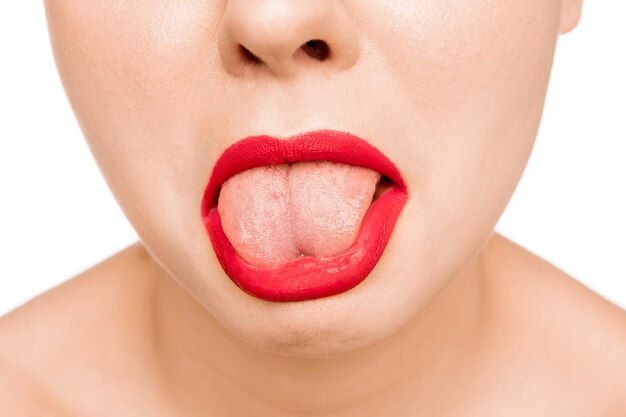 Сексуальная тускло-красная губа. Крупным планом Красивые губы. Составить. Красота модель женское лицо крупным планом