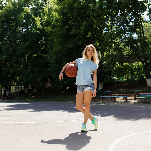 Сексуальная девушка на баскетбольной площадке