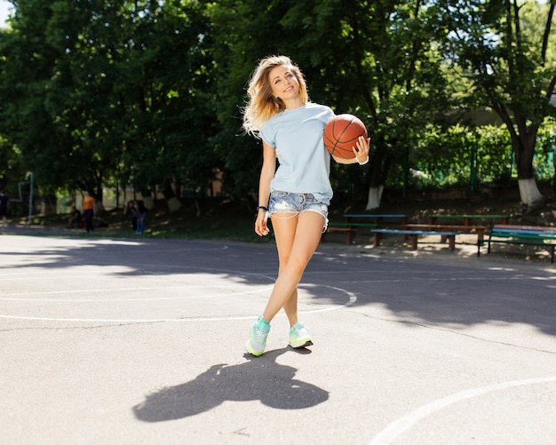 バスケットボールコートでセクシーな女の子