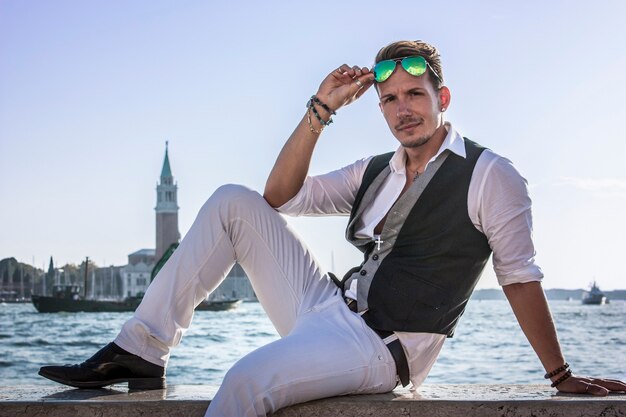 ヴェネツィアの都市コンテストでセクシーな男 Premium写真