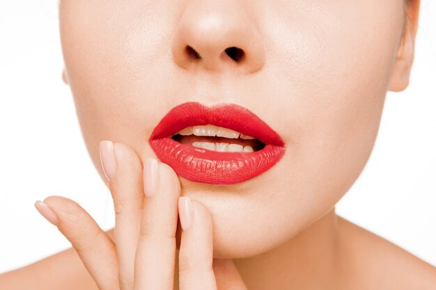 セクシーな赤い唇。クローズアップ美しい唇。化粧。女性の顔のクローズアップ