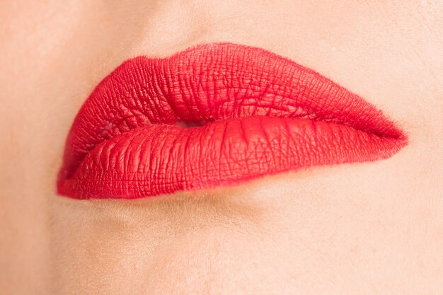 섹시한 붉은 입술. 근접 아름다운 입술. 구성하다. 여자의 얼굴 클로즈업