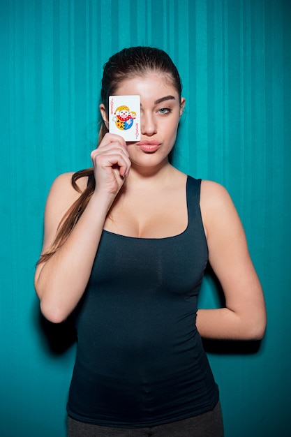 Бесплатное фото Сексуальная женщина с покерными картами