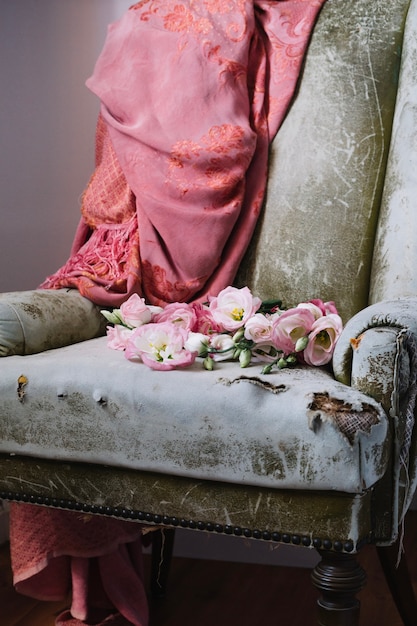 Foto gratuita poltrona shabby con fiori che sbocciano sul sedile